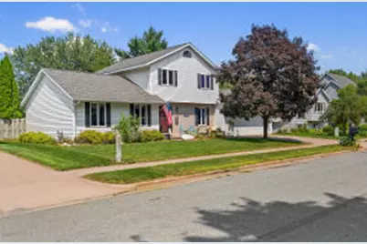 949  Westview Circle Dr, Onalaska, WI 54650 - Photo 1