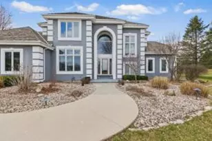 1201 E Pineview Ct, Hartland, WI 53029 - Photo 1