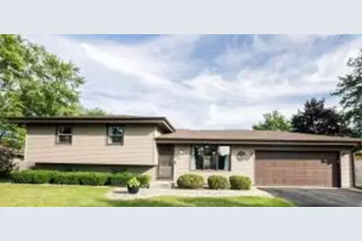 531  Hollybrook Ln, Saukville, WI 53080 - Photo 1