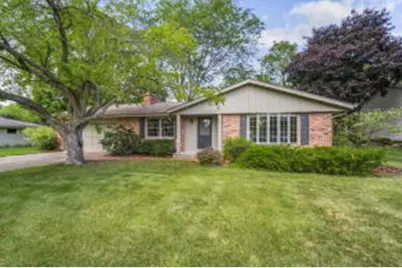 7838  Chapel Hill Ct, Franklin, WI 53132 - Photo 1