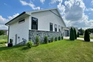 727 Drumlin Dr, Kewaskum, WI 53040 - Photo 1