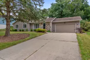 809 Crescent Ln, Hartland, WI 53029 - Photo 1