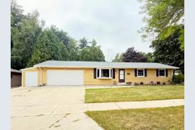 1607  Camelot Blvd, Sheboygan, WI 53081 - Photo 1