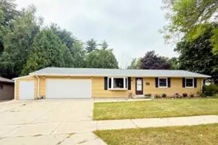 1607 Camelot Blvd, Sheboygan, WI 53081 - Photo 1