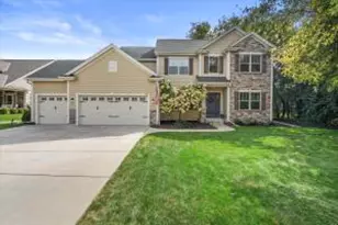 449 Lake Bluff Dr, Oconomowoc, WI 53066 - Photo 1