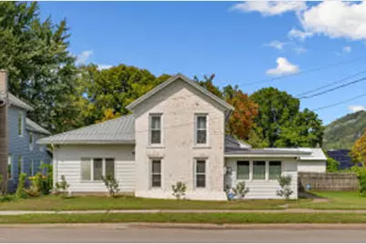 667 E Blackhawk Ave, Prairie Du Chien, WI 53821 - Photo 1