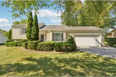 377  Briar Ct, Pewaukee, WI 53072 - Photo 1