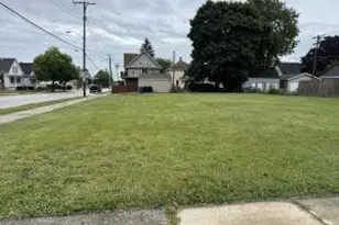 901 Hayes Avenue, Racine, WI 53405 - Photo 1