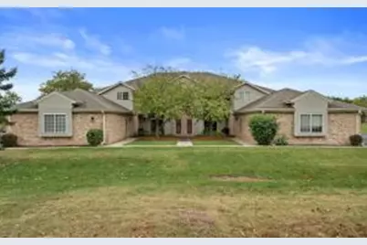 210 W Oak Leaf Dr, Oak Creek, WI 53154 - Photo 1