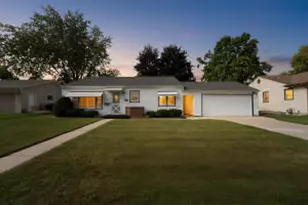 1040 Lincoln Dr, West Bend, WI 53095 - Photo 1