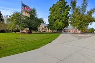 2722 Woodland Dr, Manitowoc, WI 54220 - Photo 1