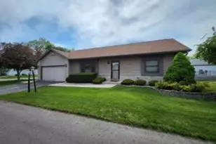 916 Park Cir, Racine, WI 53182 - Photo 1