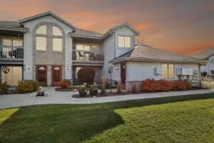 853 Quinlan Dr, Pewaukee, WI 53072 - Photo 1