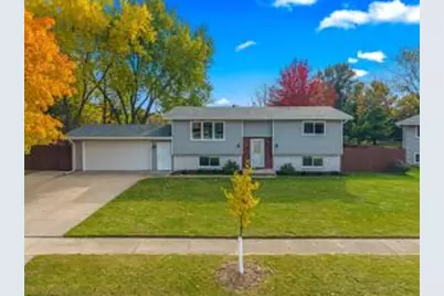 247  Sunny Hill Ln, Oconomowoc, WI 53066 - Photo 1