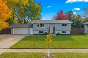 247 Sunny Hill Ln, Oconomowoc, WI 53066 - Photo 1