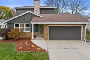 1024 E Colfax Pl, Whitefish Bay, WI 53217 - Photo 1