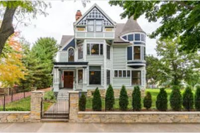 221  10th St, La Crosse, WI 54601 - Photo 1