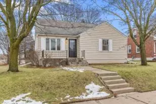 305 S Silverbrook Dr, West Bend, WI 53095 - Photo 1