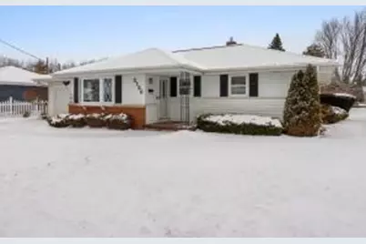 2136  Richmond Ave, Manitowoc, WI 54220 - Photo 1