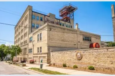 904 E Pearson St, Milwaukee, WI 53202 - Photo 1