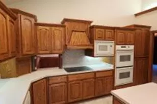 8098 S Meadowcreek Ct, Franklin, WI 53132 - Photo 11