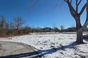 10506 N Pine Tree Cir, Mequon, WI 53092 - Photo 1