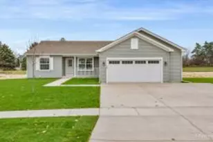 124 Spring Dr, Walworth, WI 53184 - Photo 1