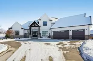 W298N3222 Woodridge Cir, Delafield, WI 53072 - Photo 1