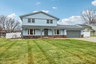N28W22131 Indianwood Ct, Pewaukee, WI 53186 - Photo 1