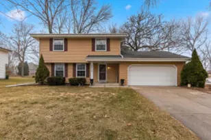 8044 W Beacon Hill Dr, Franklin, WI 53132 - Photo 1