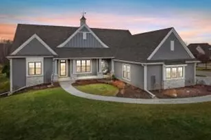 W248N2151 Kettle Cove Ct, Pewaukee, WI 53072 - Photo 1