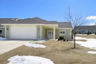 901 Hawthorne Ct, Manitowoc, WI 54220 - Photo 1