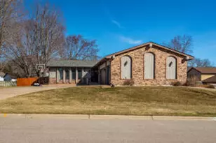 1206 Greenridge Dr, Onalaska, WI 54650 - Photo 1