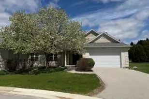 W233N3088 Oakmont Ct, Pewaukee, WI 53072 - Photo 1