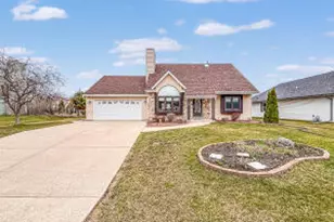 7236 S Hillendale Dr, Franklin, WI 53132 - Photo 1
