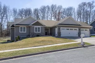 800 Knollwood Dr, Holmen, WI 54636 - Photo 1
