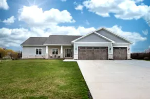 638 Red Oak Dr, Summit, WI 53066 - Photo 1