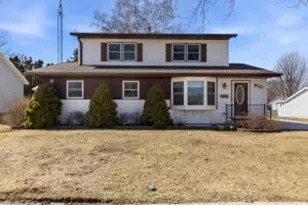 910 Lawton Terrace, Manitowoc, WI 54220 - Photo 1
