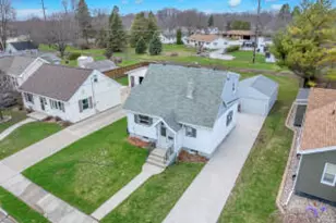 1216 Arlington Ave, Manitowoc, WI 54220 - Photo 1