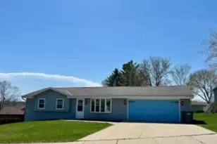 908 Kings Ridge Ct, West Bend, WI 53090 - Photo 1