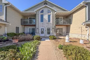 W240N2510 E Parkway Meadow Cir, Pewaukee, WI 53072 - Photo 1