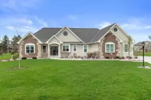 W279N8379 Hunter Ct, Hartland, WI 53029 - Photo 1