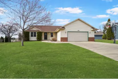 206  Sunset Ct, Mayville, WI 53050 - Photo 1