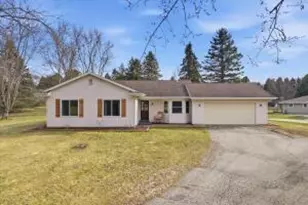 627 Prairie View Dr, North Prairie, WI 53153 - Photo 1