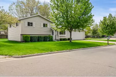 825  Valley Ct, Onalaska, WI 54650 - Photo 1