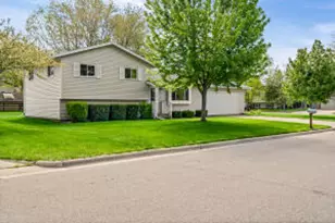825 Valley Ct, Onalaska, WI 54650 - Photo 1