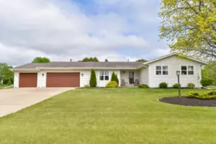 W163N10464 Ridgeview Ln, Germantown, WI 53022 - Photo 1