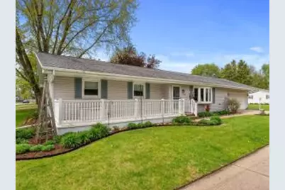 904  Glenview Dr, Manitowoc, WI 54220 - Photo 1
