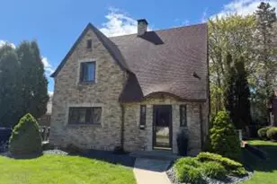 609 Waldo Blvd, Manitowoc, WI 54220 - Photo 1