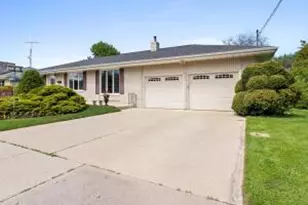 2014 Lexington Dr, Manitowoc, WI 54220 - Photo 1